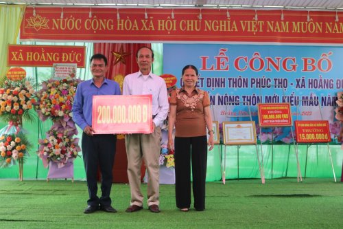 12. đại diện con em xa quê, con em  của thôn đang công tác tại huyện cũng đã trao tặng thôn những  món quà ý nghĩa.jpg